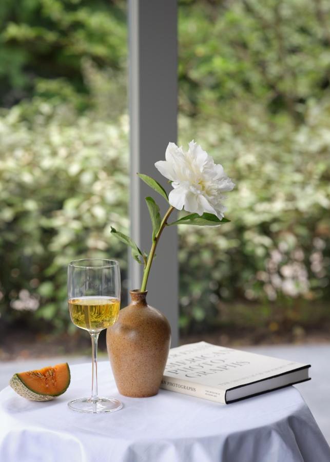 Boutique Hotel Benedict Noordwijk Extérieur photo A white peony