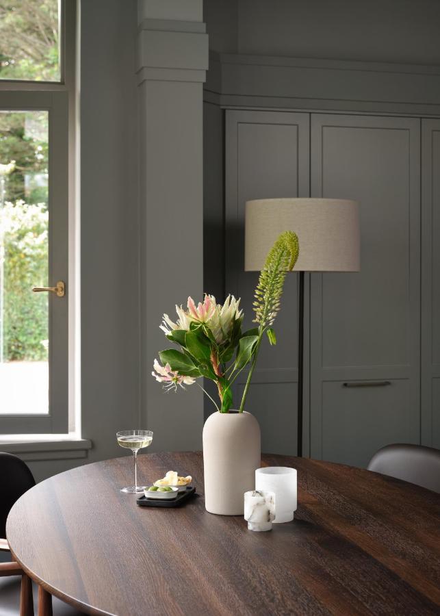 Boutique Hotel Benedict Noordwijk Extérieur photo A floor lamp