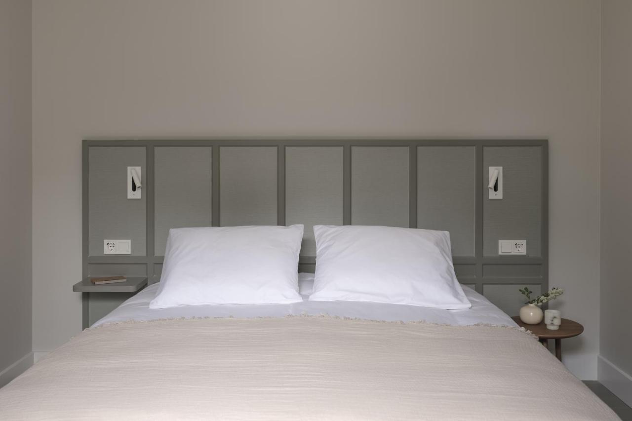 Boutique Hotel Benedict Noordwijk Extérieur photo A bed with two pillows