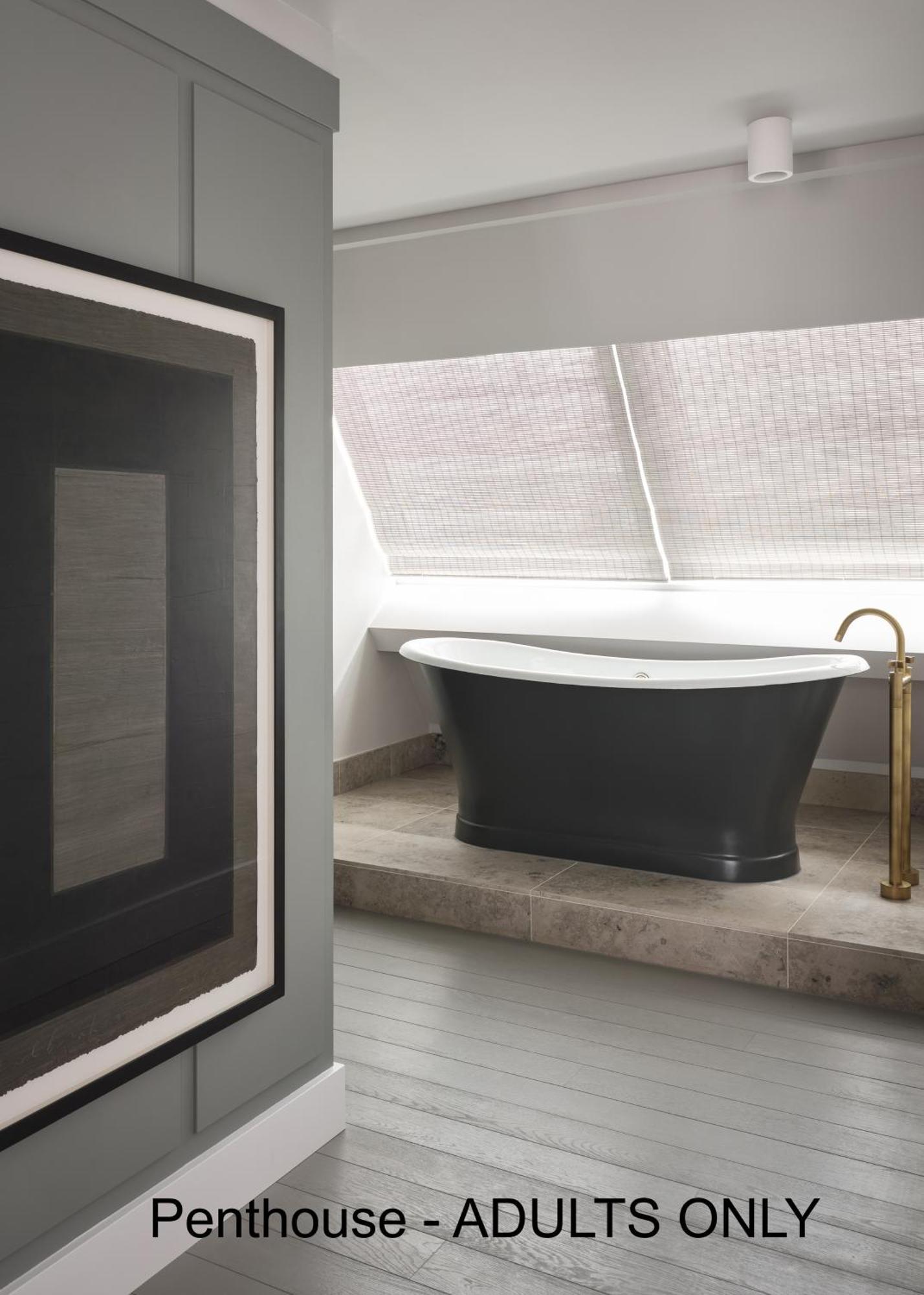 Boutique Hotel Benedict Noordwijk Extérieur photo A freestanding bathtub