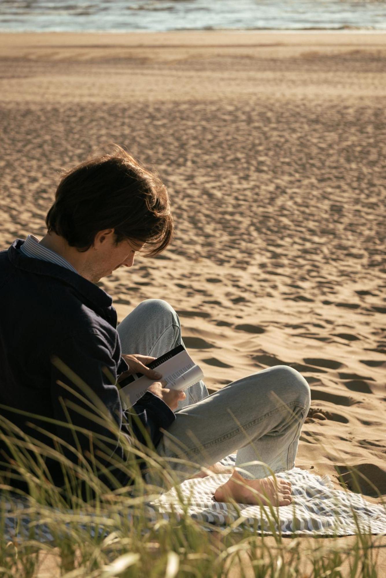 Boutique Hotel Benedict Noordwijk Extérieur photo A man reading a book